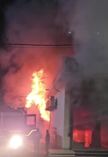 Fire broke out in the showroom, clothes and goods burnt