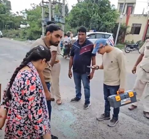 Firing during a fight between two parties, glass of vehicles broken