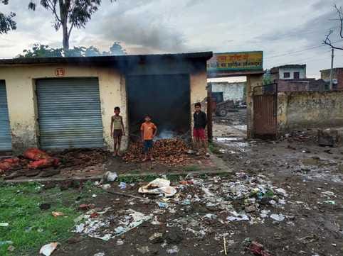 Fire breaks out in Saras Haat shop, loss of thousands