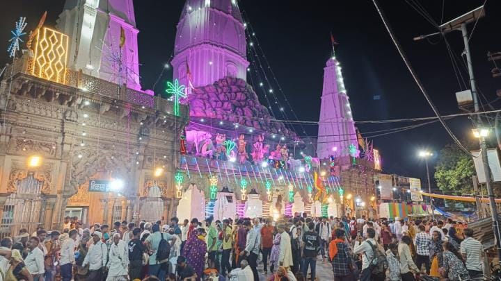 A flood of unwavering faith and devotion in Govardhan