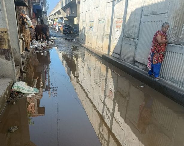 Traffic stopped due to waterlogging under Hansi Road bridge, people troubled