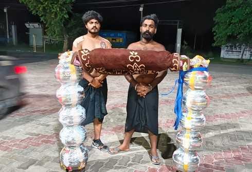 Troubles dwarf faith, Ajay is carrying 141 liters of Ganga water