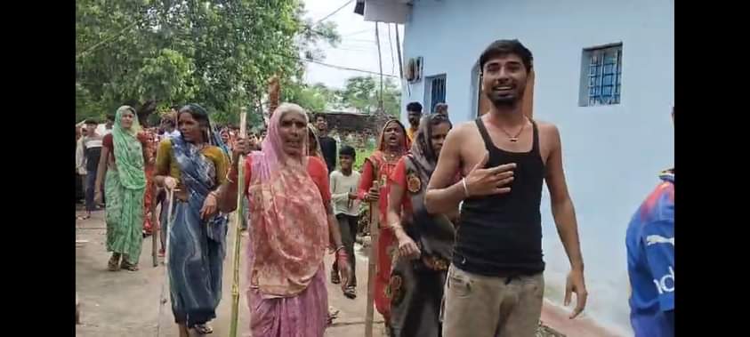 अवैध शराब के खिलाफ प्रदर्शन