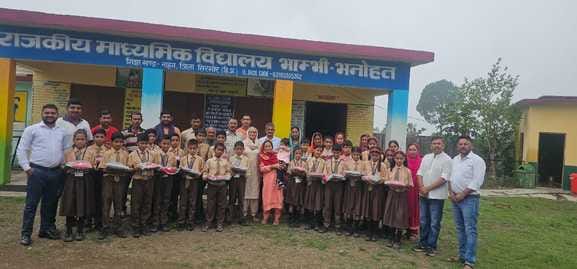 track suits distributed to childrens of bhambi bhanot school