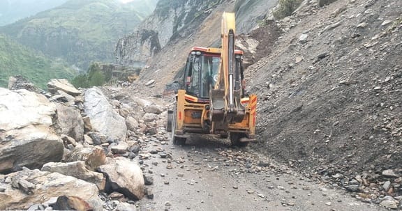 Badrinath highway remained blocked for one hour in Bhanerpani