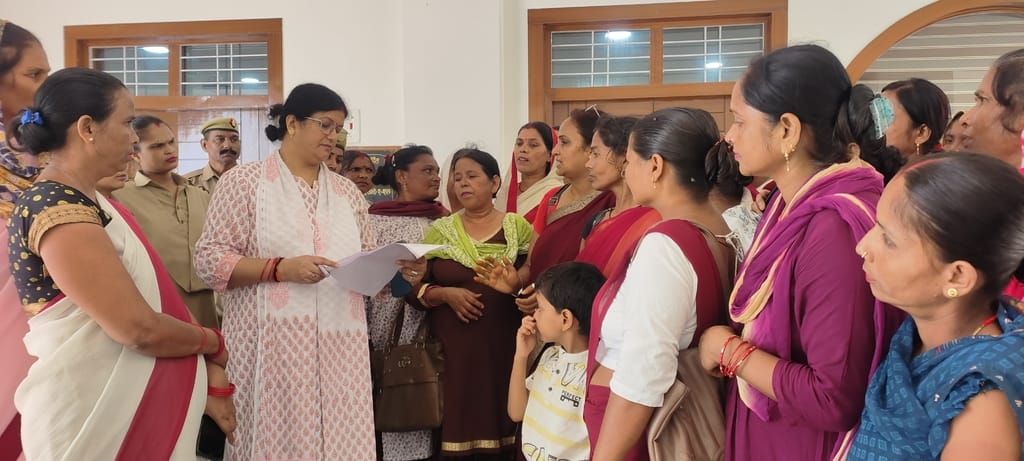Asha workers accused the CHC superintendent of demanding bribe and misbehaving