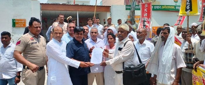 Raw workers of HSVP took out a procession for restoration of service.
