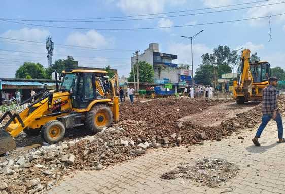 The ramp built on the border was demolished at night and rebuilt in the morning