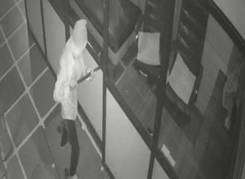 Three and a half lakh rupees stolen from the shop in two minutes, thief caught in CCTV
