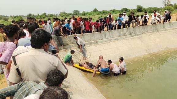A person who went to take bath in a pond died by drowning, the body was taken out after four hours of effort