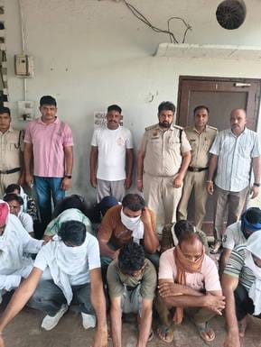 13 accused caught gambling, 90 thousand rupees recovered