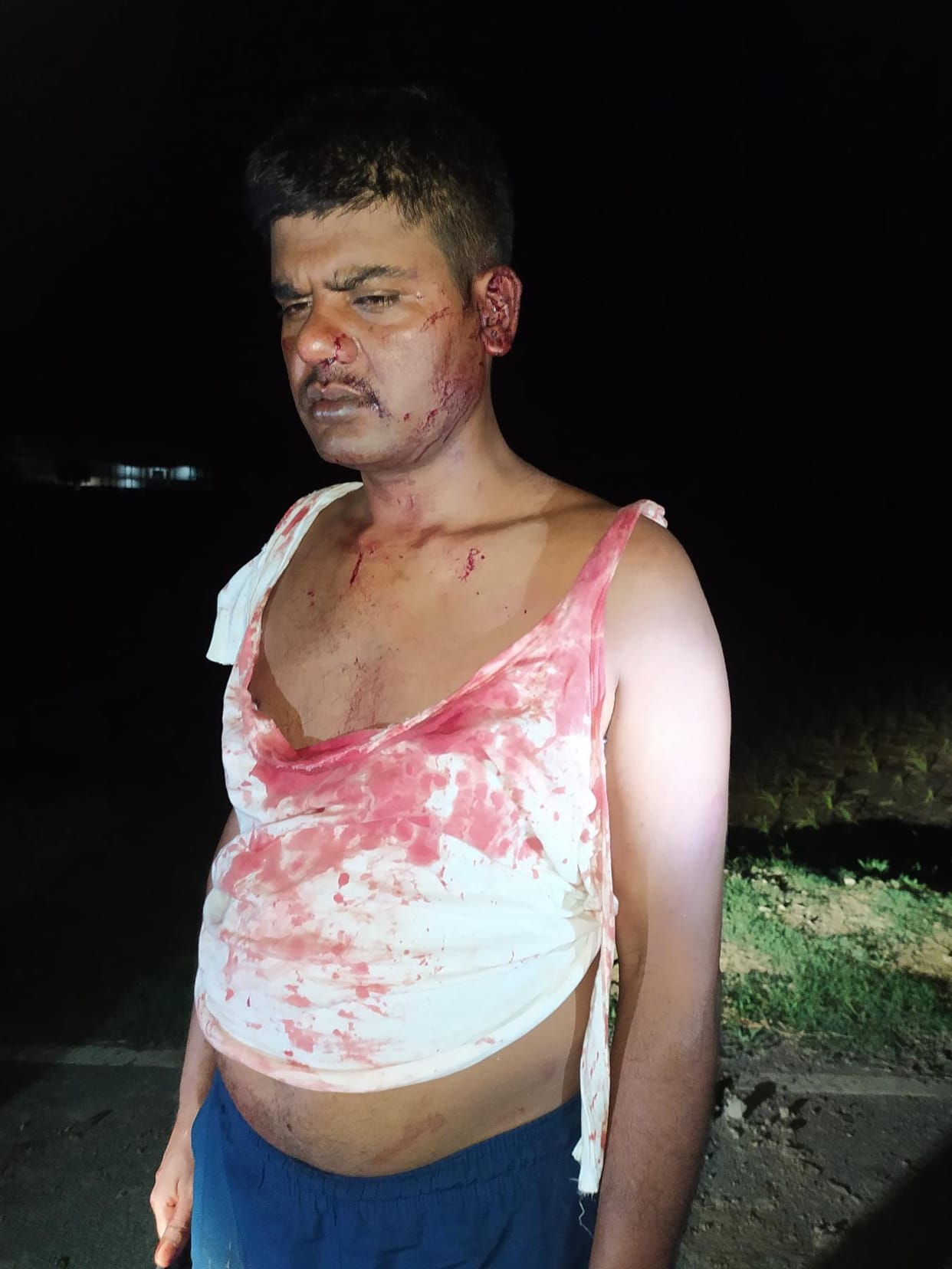 Posing as a policeman, he beat up the car driver and looted the SSB Jawan's bike