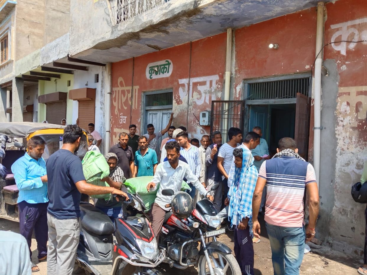 A crowd of farmers gathered for DAP, with a thousand bags of fertilizers distributed in the presence of the police.