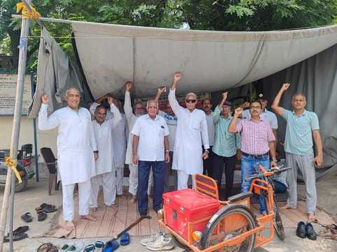 Doordarshan Bachao Jan Sangharsh Samiti staged a sit-in protest, raised slogans and expressed their opposition