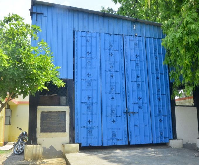 Oxygen plant in district hospital, still people are buying cylinders