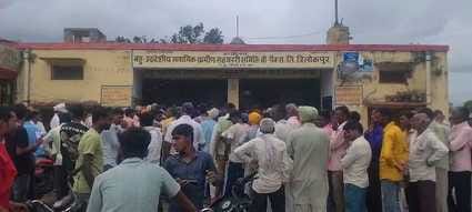 After waiting in line for hours, only one bag of urea is available