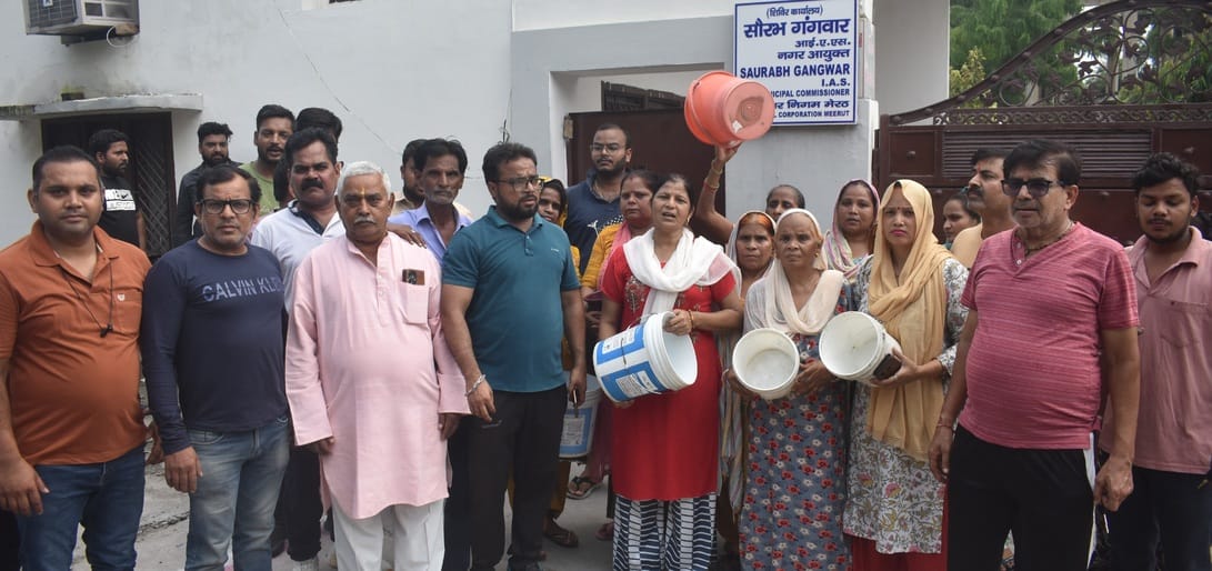 Women reached Nagar Aayukt's residence with buckets and said- we need water