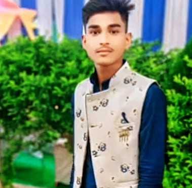A young man sleeping on the roof died of snake bite