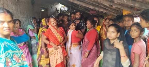The relatives of the e-rickshaw driver tried to block the road