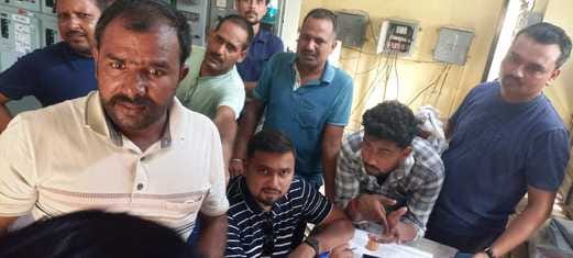 Uproar at the sub-centre due to non-availability of electricity for the tube well