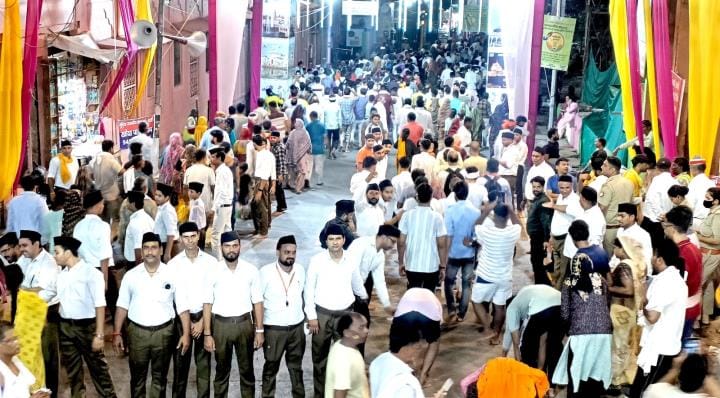 RSS volunteers are serving at Mudia fair
