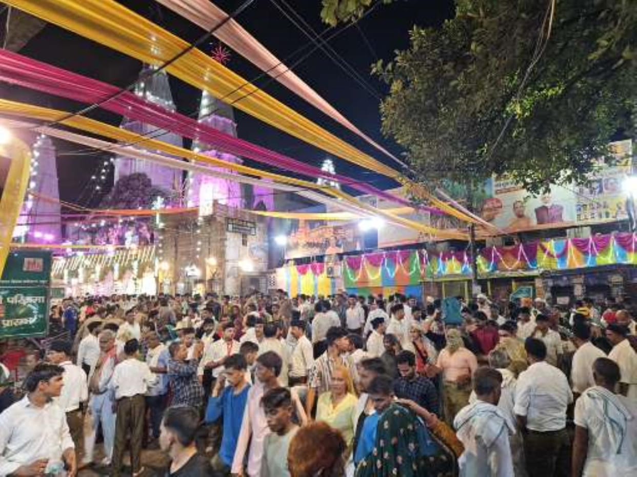Devotees thronged the courtyard of Lord Giriraj