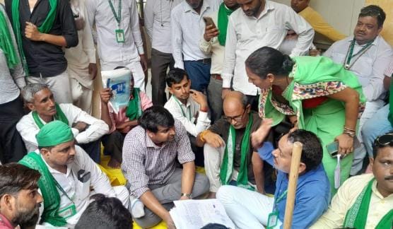 The farmers made the SDM sit on the ground for two hours