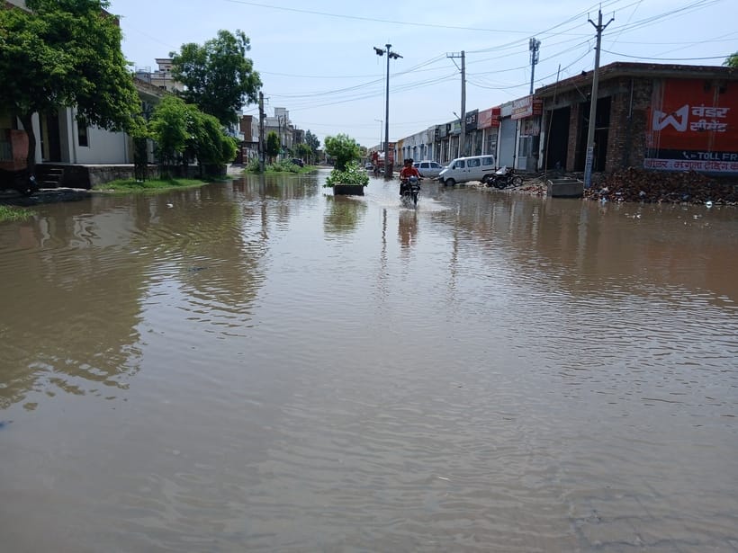 Roads filled with water, pedestrians in trouble