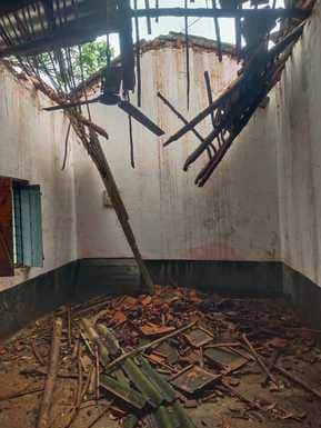 स्कूल का गिरा छप्पर