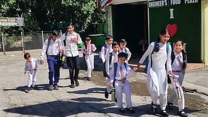 स्कूल खुलने के पहले दिन पहाड़ी क्षेत्र बनी में स्कूलों को जाते  विद्यार्थी।संवाद