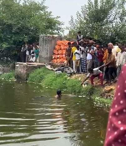तालाब से युवक का शव निकालता गोताखोर।स्रोत:वीडियोग्रैब