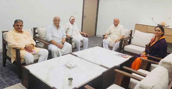 Water woman Shipra met Mohan Bhagwat after completing the Environment Panchtatva Yatra
