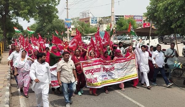 Patwari and Kanungo on strike, unions demonstrated