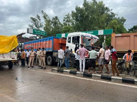 A trailer collided with a DCM, causing a traffic jam on the highway