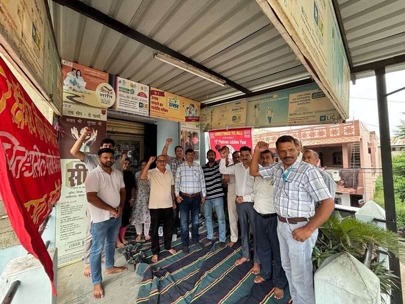 Insurance employees furious against government and corporation management over their demands