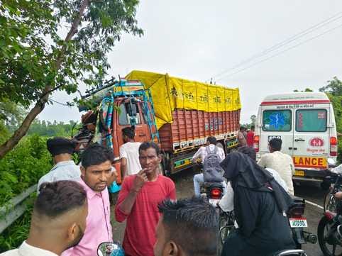The collision between a truck and a DCM caused a traffic jam on the highway, commuters were troubled for about an hour