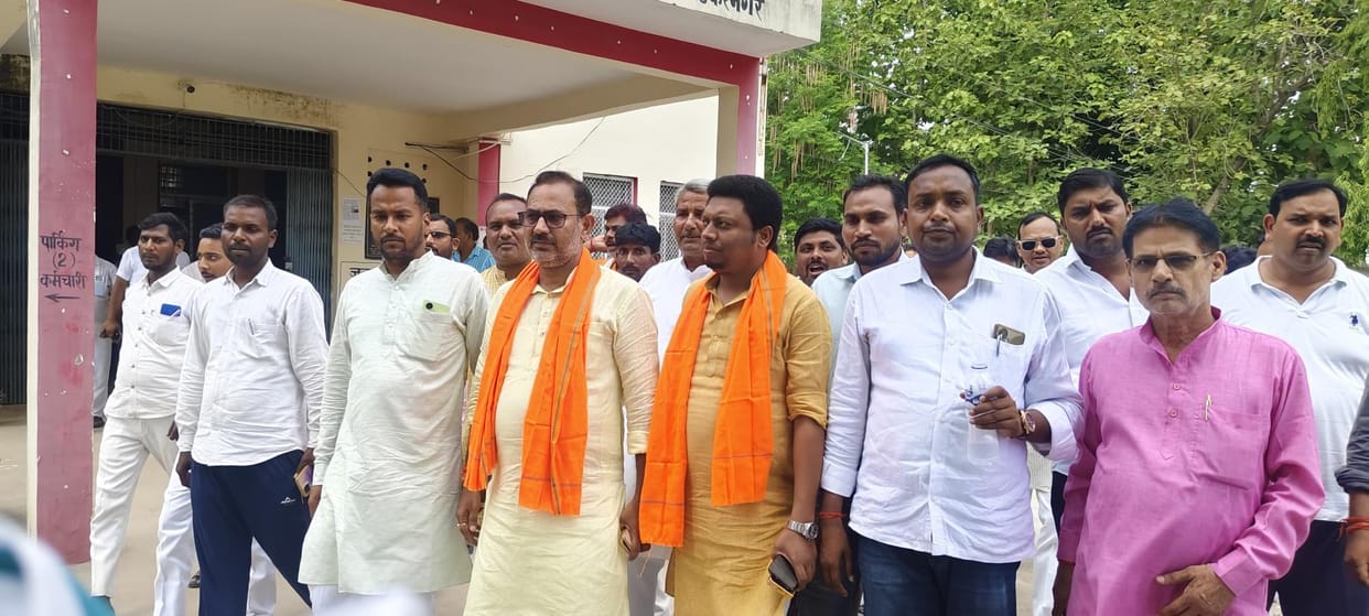 Angry with the rude behaviour of BDO, BJP district president reached the block