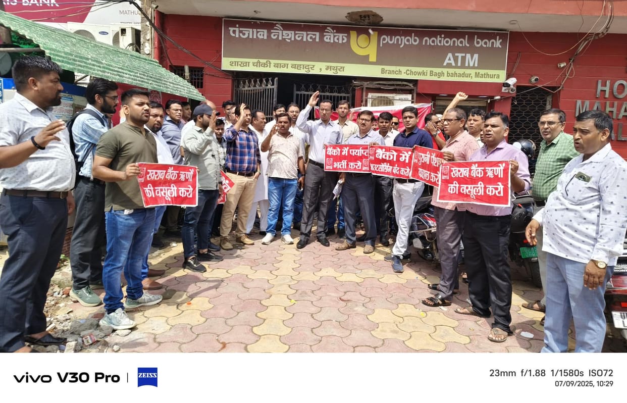 Sanitation workers went on strike, dirt was seen on the roads