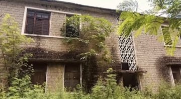 The school's residential building is turning into a ruin due to lack of repair