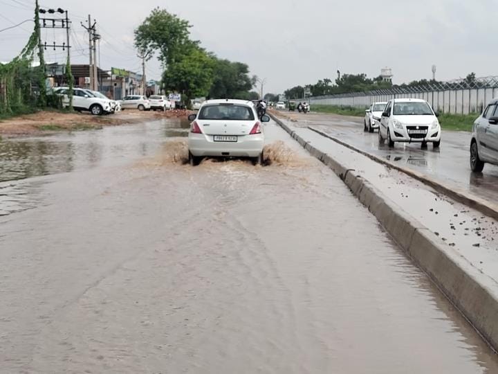 Rain line breaks for the fifth time on Dabwali Road, traffic affected