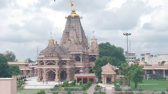 फर्जी फेसबुक आईडी बना कर ठगी।