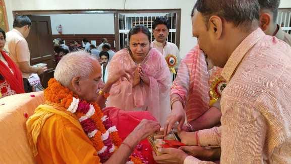 Worshiped Sadguru Dev Maharaj and took his blessings