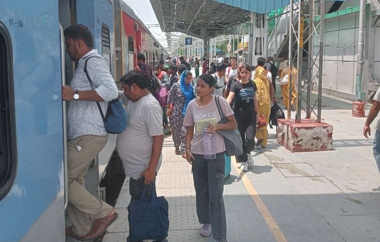 Amrapali Express will run 3:35 hours late
