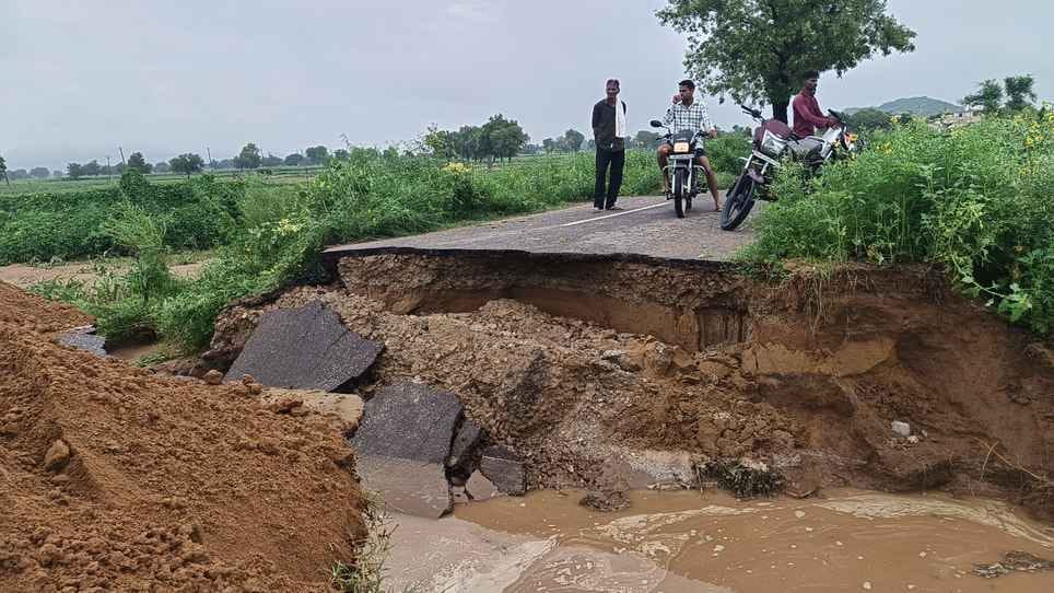 The connecting road connecting Rajasthan broke down, people of 10 villages are troubled