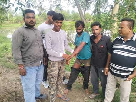 Leopard attacks villager cutting wood near village