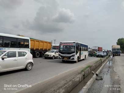 There was a jam on the service road from Jaipur to Delhi lane