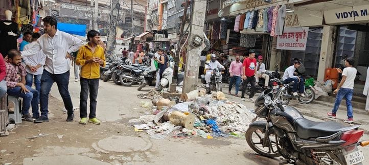 350 metric tons of garbage is rotting in the city, heaps have piled up in the market too