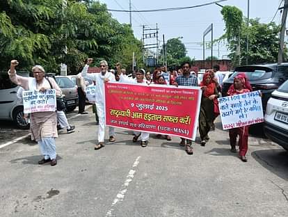 Employees roared in the district secretariat premises, staged a sit-in protest throughout the day