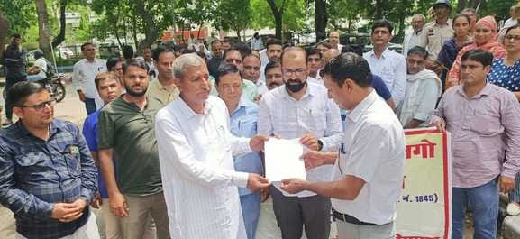 The Revenue Patwar and Kanungo Association demonstrated regarding their demands