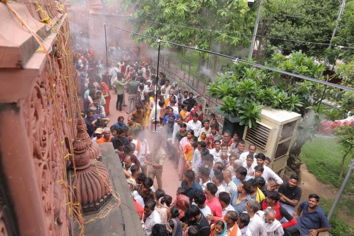 Mist cooling system is giving relief to devotees at Shri Krishna Janmabhoomi